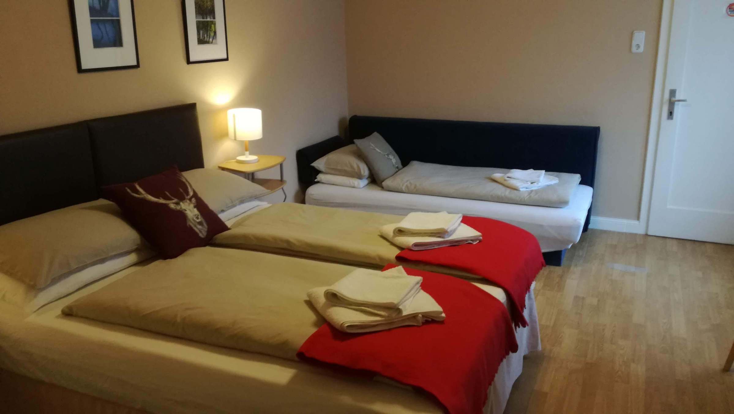 alpines Dreibettzimmer Wohnbereich